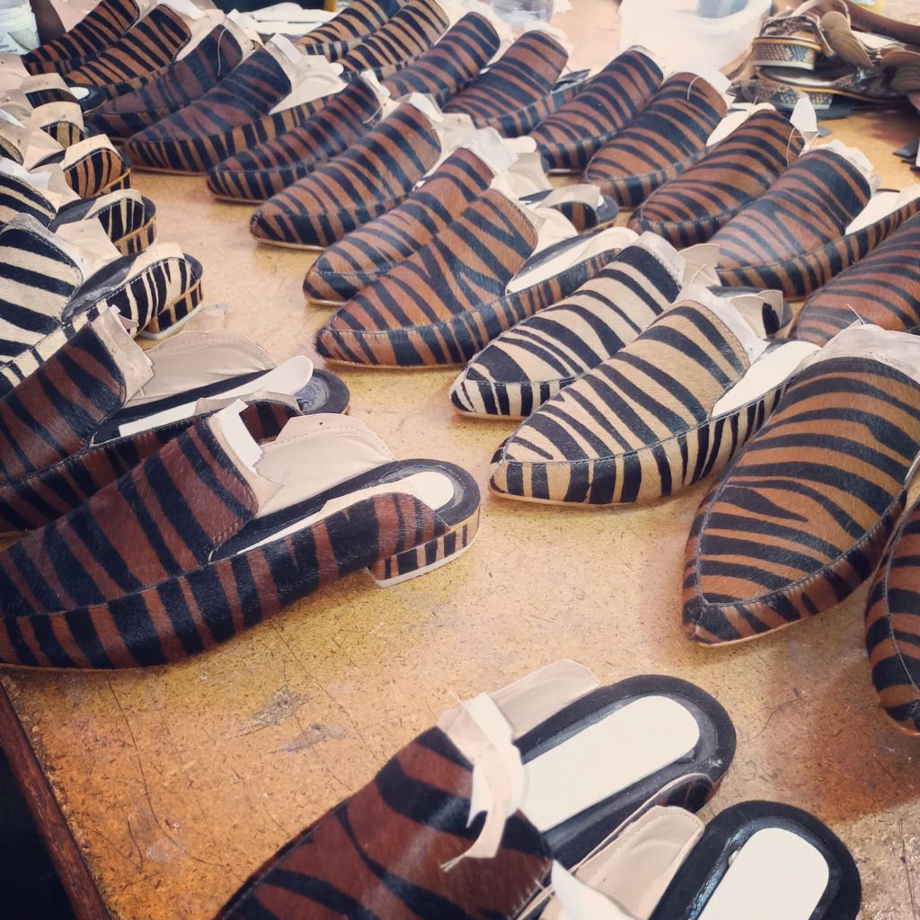 Proceso de terminado. Zuecos en cuero al pelo zebra